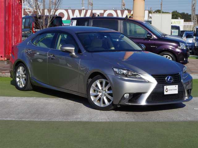 レクサス ＩＳ 300h バージョンL 千葉県 2013(平25)年 5.5万km ソニックチタニウム ホワイトレザーシート/前席パワーシート/エアシート/シートヒーター/純正SDナビ/地デジTV/【DVD/CD再生可　Bluetooth接続】/バックカメラ/ドライブレコーダー（前後撮影）/ETC/LEDヘッドライト/フォグライト/ウインカーミラー/革巻きステアリング/パドルシフト/ステアリングスイッチ/純正17インチアルミホイル/サイド/カーテンエアバッグ/スマートキー