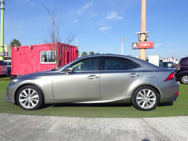 レクサス ＩＳ 300h バージョンL 千葉県 2013(平25)年 5.5万km ソニックチタニウム ホワイトレザーシート/前席パワーシート/エアシート/シートヒーター/純正SDナビ/地デジTV/【DVD/CD再生可　Bluetooth接続】/バックカメラ/ドライブレコーダー（前後撮影）/ETC/LEDヘッドライト/フォグライト/ウインカーミラー/革巻きステアリング/パドルシフト/ステアリングスイッチ/純正17インチアルミホイル/サイド/カーテンエアバッグ/スマートキー