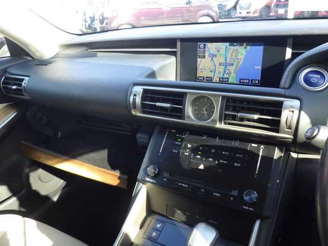 レクサス ＩＳ 300h バージョンL 千葉県 2013(平25)年 5.5万km ソニックチタニウム ホワイトレザーシート/前席パワーシート/エアシート/シートヒーター/純正SDナビ/地デジTV/【DVD/CD再生可　Bluetooth接続】/バックカメラ/ドライブレコーダー（前後撮影）/ETC/LEDヘッドライト/フォグライト/ウインカーミラー/革巻きステアリング/パドルシフト/ステアリングスイッチ/純正17インチアルミホイル/サイド/カーテンエアバッグ/スマートキー