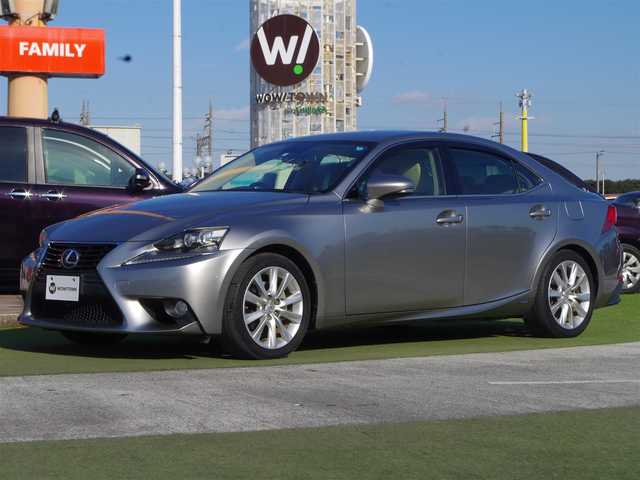レクサス ＩＳ 300h バージョンL 千葉県 2013(平25)年 5.5万km ソニックチタニウム ホワイトレザーシート/前席パワーシート/エアシート/シートヒーター/純正SDナビ/地デジTV/【DVD/CD再生可　Bluetooth接続】/バックカメラ/ドライブレコーダー（前後撮影）/ETC/LEDヘッドライト/フォグライト/ウインカーミラー/革巻きステアリング/パドルシフト/ステアリングスイッチ/純正17インチアルミホイル/サイド/カーテンエアバッグ/スマートキー