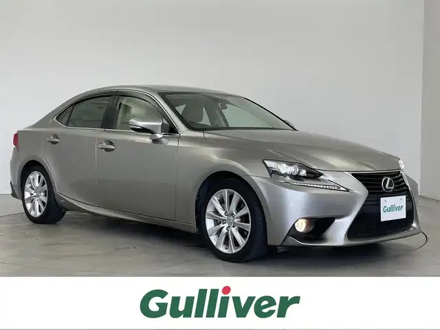 レクサス ＩＳ 300h バージョンL 埼玉県 2013(平25)年 5.5万km ソニックチタニウム レザーシート/前席パワーシート/エアシート/シートヒーター/純正SDナビ/地デジTV/【DVD/CD再生可　Bluetooth接続】/バックカメラ/ドライブレコーダー（前後撮影）/ETC/LEDヘッドライト/フォグライト/ウインカーミラー/革巻きステアリング/パドルシフト/ステアリングスイッチ/純正17インチアルミホイル/サイド/カーテンエアバッグ/スマートキー