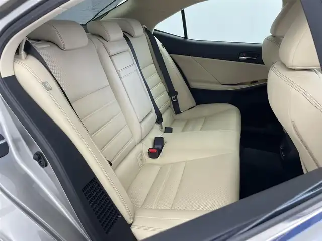 レクサス ＩＳ 300h バージョンL 埼玉県 2013(平25)年 5.5万km ソニックチタニウム レザーシート/前席パワーシート/エアシート/シートヒーター/純正SDナビ/地デジTV/【DVD/CD再生可　Bluetooth接続】/バックカメラ/ドライブレコーダー（前後撮影）/ETC/LEDヘッドライト/フォグライト/ウインカーミラー/革巻きステアリング/パドルシフト/ステアリングスイッチ/純正17インチアルミホイル/サイド/カーテンエアバッグ/スマートキー