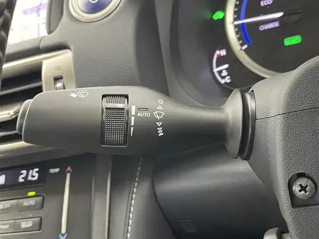 レクサス ＩＳ 300h バージョンL 埼玉県 2013(平25)年 5.5万km ソニックチタニウム レザーシート/前席パワーシート/エアシート/シートヒーター/純正SDナビ/地デジTV/【DVD/CD再生可　Bluetooth接続】/バックカメラ/ドライブレコーダー（前後撮影）/ETC/LEDヘッドライト/フォグライト/ウインカーミラー/革巻きステアリング/パドルシフト/ステアリングスイッチ/純正17インチアルミホイル/サイド/カーテンエアバッグ/スマートキー