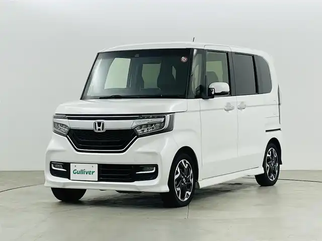 ホンダ Ｎ ＢＯＸ カスタム G L ターボ ホンダセンシング 福島県 2019(令1)年 4.2万km プラチナホワイトパール ホンダセンシング/・衝突被害軽減ブレーキ/・路外逸脱抑制装置/・レーダークルーズコントロール/・先行車発進お知らせ機能/・標識認識機能/純正ナビ/・型番：VXM-205Ci/・CD/Bluetooth/USB/AM/FM/・バックカメラ/・ETC/両側パワースライドドア/革巻きステアリング/・ステアリングリモコン/・パドルシフト/ハーフレザーシート/プッシュスタート/・スマートキー/・スペアキー/LEDヘッドライト/・オートライト/・フォグライト/電動格納ウィンカーミラー/純正フロアマット/取扱説明書/保証書