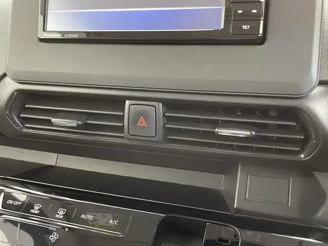 日産 ルークス ハイウェイスター X 千葉県 2020(令2)年 2.6万km ホワイトパール 禁煙車/エマージェンシーブレーキ/快適パックA/・プラズマクラスター付きリヤシーリングファン/・パーソナルテーブル/・カップホルダー/・USBソケット(助手席シート裏)/・ロールサンシェード/・撥水加工シート/社外７インチナビ/・Bluetooth.フルセグTV.CD.SD/アラウンドビューモニター/ステアリングスイッチ/LEDヘッドライト/フォグランプ/純正１４インチアルミ/プッシュスタート/スマートキー/スペアキー