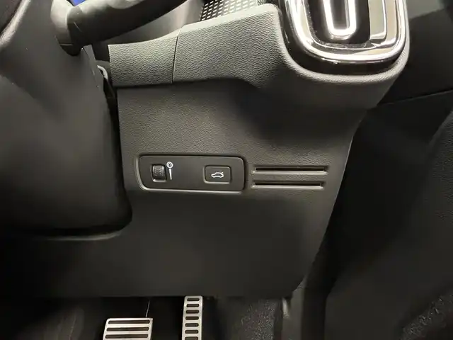 ボルボ ＸＣ４０ B4 AWD Rデザイン 岡山県 2020(令2)年 1.3万km オニキスブラックP ４８Vマイルドハイブリッド/AWD/hatman/kardon/純正SENSUSナビ/360°カメラ/ACC/Bluetooth/DTV/アップルカープレイ/アンドロイドオート/パワーシート/シートヒーター/ブレーキAH/ワイヤレス充電/アダプティブベンディングライト/コーナリングライト/自動ブレーキ/衝突回避/RSI/BLIS/LKA/パーキングアシスト