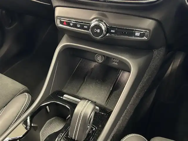 ボルボ ＸＣ４０ B4 AWD Rデザイン 岡山県 2020(令2)年 1.3万km オニキスブラックP ４８Vマイルドハイブリッド/AWD/hatman/kardon/純正SENSUSナビ/360°カメラ/ACC/Bluetooth/DTV/アップルカープレイ/アンドロイドオート/パワーシート/シートヒーター/ブレーキAH/ワイヤレス充電/アダプティブベンディングライト/コーナリングライト/自動ブレーキ/衝突回避/RSI/BLIS/LKA/パーキングアシスト