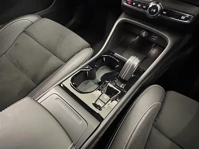 ボルボ ＸＣ４０ B4 AWD Rデザイン 岡山県 2020(令2)年 1.3万km オニキスブラックP ４８Vマイルドハイブリッド/AWD/hatman/kardon/純正SENSUSナビ/360°カメラ/ACC/Bluetooth/DTV/アップルカープレイ/アンドロイドオート/パワーシート/シートヒーター/ブレーキAH/ワイヤレス充電/アダプティブベンディングライト/コーナリングライト/自動ブレーキ/衝突回避/RSI/BLIS/LKA/パーキングアシスト