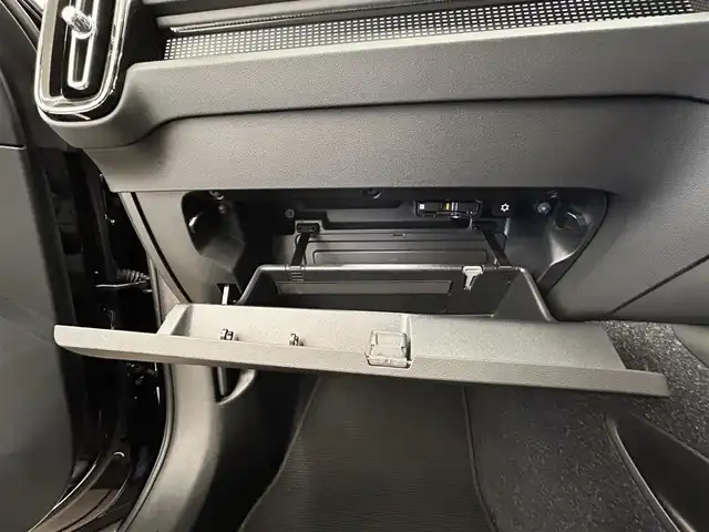 ボルボ ＸＣ４０ B4 AWD Rデザイン 岡山県 2020(令2)年 1.3万km オニキスブラックP ４８Vマイルドハイブリッド/AWD/hatman/kardon/純正SENSUSナビ/360°カメラ/ACC/Bluetooth/DTV/アップルカープレイ/アンドロイドオート/パワーシート/シートヒーター/ブレーキAH/ワイヤレス充電/アダプティブベンディングライト/コーナリングライト/自動ブレーキ/衝突回避/RSI/BLIS/LKA/パーキングアシスト