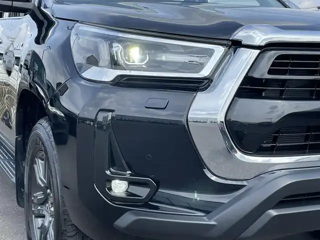 トヨタ ハイラックス Z 茨城県 2023(令5)年 1.8万km アティチュードブラックマイカ 社外ディスプレイオーディオ/【AM・FM・ＣＤ・ＤＶＤ・ＢＴ・ＵＳＢ・iPod・ＡＵＸ】/４ＷＤ/センターデフロック/ダウンヒルアシストコントロール/Ｂカメラ/ＥＴＣ/レーダークルコン/アイドリングストップ/前後コーナーセンサー/ＭＴモード付ＡＴ/ステリモ/横滑り防止装置/レーンキープアシスト/衝突被害軽減システム/オートライト/LEDライト/純正フロアマット/純正アルミホイール