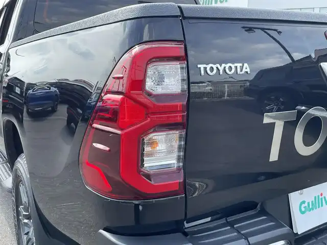 トヨタ ハイラックス Z 茨城県 2023(令5)年 1.8万km アティチュードブラックマイカ 社外ディスプレイオーディオ/【AM・FM・ＣＤ・ＤＶＤ・ＢＴ・ＵＳＢ・iPod・ＡＵＸ】/４ＷＤ/センターデフロック/ダウンヒルアシストコントロール/Ｂカメラ/ＥＴＣ/レーダークルコン/アイドリングストップ/前後コーナーセンサー/ＭＴモード付ＡＴ/ステリモ/横滑り防止装置/レーンキープアシスト/衝突被害軽減システム/オートライト/LEDライト/純正フロアマット/純正アルミホイール