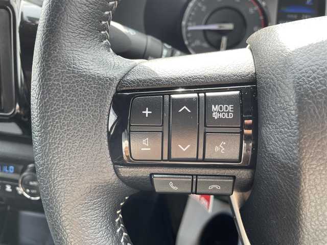 トヨタ ハイラックス Z 茨城県 2023(令5)年 1.8万km アティチュードブラックマイカ 社外ディスプレイオーディオ/【AM・FM・ＣＤ・ＤＶＤ・ＢＴ・ＵＳＢ・iPod・ＡＵＸ】/４ＷＤ/センターデフロック/ダウンヒルアシストコントロール/Ｂカメラ/ＥＴＣ/レーダークルコン/アイドリングストップ/前後コーナーセンサー/ＭＴモード付ＡＴ/ステリモ/横滑り防止装置/レーンキープアシスト/衝突被害軽減システム/オートライト/LEDライト/純正フロアマット/純正アルミホイール