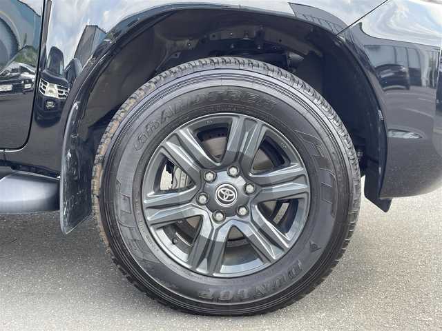 トヨタ ハイラックス Z 茨城県 2023(令5)年 1.8万km アティチュードブラックマイカ 社外ディスプレイオーディオ/【AM・FM・ＣＤ・ＤＶＤ・ＢＴ・ＵＳＢ・iPod・ＡＵＸ】/４ＷＤ/センターデフロック/ダウンヒルアシストコントロール/Ｂカメラ/ＥＴＣ/レーダークルコン/アイドリングストップ/前後コーナーセンサー/ＭＴモード付ＡＴ/ステリモ/横滑り防止装置/レーンキープアシスト/衝突被害軽減システム/オートライト/LEDライト/純正フロアマット/純正アルミホイール
