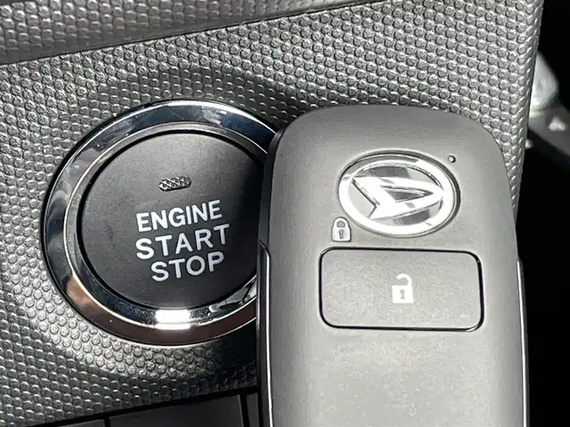 ダイハツ タフト G ダーククロムベンチャー 東京都 2025(令7)年 0.1千km ブラックマイカメタリック 届出済未使用車/登録時走行8km/ガラスルーフ/シートヒーター前席/アイドリングストップ/スマートアシスト/衝突警報機能/衝突回避支援ブレーキ機能/ブレーキ制御付誤発進抑制機能/車線逸脱警報機能/路外逸脱警報機能/ふらつき警報/先行車発進お知らせ機能/標識認識機能/全車速追従機能付オートクルーズコントロール/レーンキープコントロール/オートハイビーム/アダプティブドライビングビーム/電動パーキングブレーキ/オートブレーキホールド/LEDヘッドライト/フォグライト