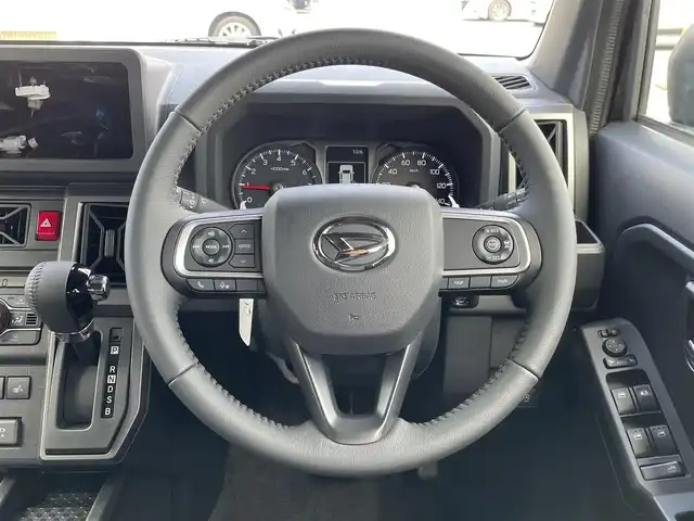 ダイハツ タフト G ダーククロムベンチャー 東京都 2025(令7)年 0.1千km ブラックマイカメタリック 届出済未使用車/登録時走行8km/ガラスルーフ/シートヒーター前席/アイドリングストップ/スマートアシスト/衝突警報機能/衝突回避支援ブレーキ機能/ブレーキ制御付誤発進抑制機能/車線逸脱警報機能/路外逸脱警報機能/ふらつき警報/先行車発進お知らせ機能/標識認識機能/全車速追従機能付オートクルーズコントロール/レーンキープコントロール/オートハイビーム/アダプティブドライビングビーム/電動パーキングブレーキ/オートブレーキホールド/LEDヘッドライト/フォグライト