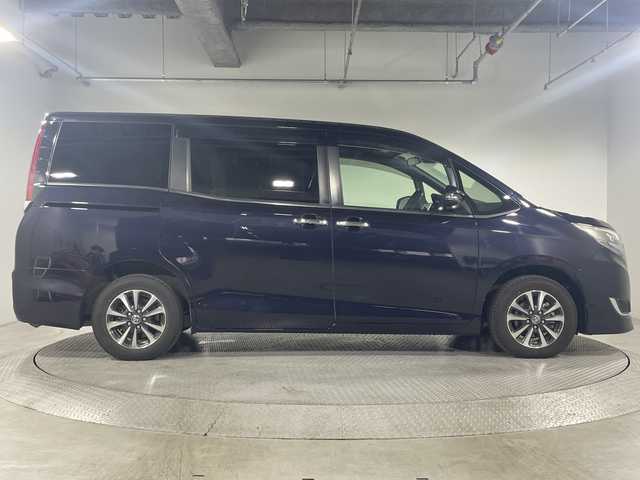 トヨタ エスクァイア ハイブリッド Gi 神奈川県 2020(令2)年 3.5万km スパークリングブラックパールクリスタルシャイン 純正10型SDナビゲーション【NSZN-Z68T】/AM FM フルセグ Bluetooth CD DVD SD/バックカメラ/社外フロントカメラ/純正フリップダウンモニター/両側パワースライドドア/セーフティセンス/プリクラッシュセーフティシステム/レーンディパーチャーアラート/先行車発進告知機能/パーキングサポートブレーキ/クリアランスソナー/クルーズコントロール/トラクションコントロール/前方ドライブレコーダー/レザーシート/前席シートヒーター/ビルトインETC/ステアリングリモコン/スマートキー/LEDヘッドライト/オートライト/オートマチックハイビーム/純正15インチアルミホイル/ドアバイザー