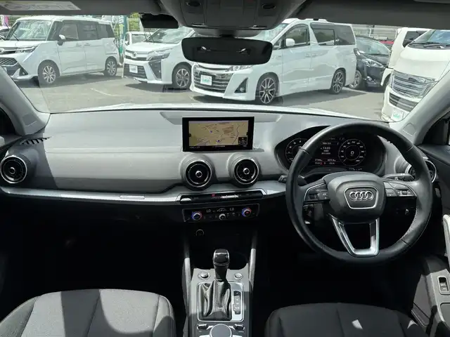 アウディ Ｑ２ 35TFSI アドバンスド 三重県 2021(令3)年 3.8万km グレイシアホワイトメタリック バーチャルコックピット/ナビゲーションパッケージ/MMIナビゲーションシステム(Bluetooth/DVD/CD/地デジTV/SD/USB/AUX/外部ビデオ)/コンビ二エンス/アシスタンスパッケージ/ハイビームアシスト/シートヒーター(前席)/パワーバックドア/アダプティブクルーズアシスト(アダプティブクルーズコントロール)/アクティブレーンアシスト/サイドアシスト/プレセンスベーシック/バックカメラ/ETC2.0/ステアリングスイッチ/純正フロアマット/バニティミラー/スペアキー