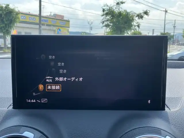 アウディ Ｑ２ 35TFSI アドバンスド 三重県 2021(令3)年 3.8万km グレイシアホワイトメタリック バーチャルコックピット/ナビゲーションパッケージ/MMIナビゲーションシステム(Bluetooth/DVD/CD/地デジTV/SD/USB/AUX/外部ビデオ)/コンビ二エンス/アシスタンスパッケージ/ハイビームアシスト/シートヒーター(前席)/パワーバックドア/アダプティブクルーズアシスト(アダプティブクルーズコントロール)/アクティブレーンアシスト/サイドアシスト/プレセンスベーシック/バックカメラ/ETC2.0/ステアリングスイッチ/純正フロアマット/バニティミラー/スペアキー