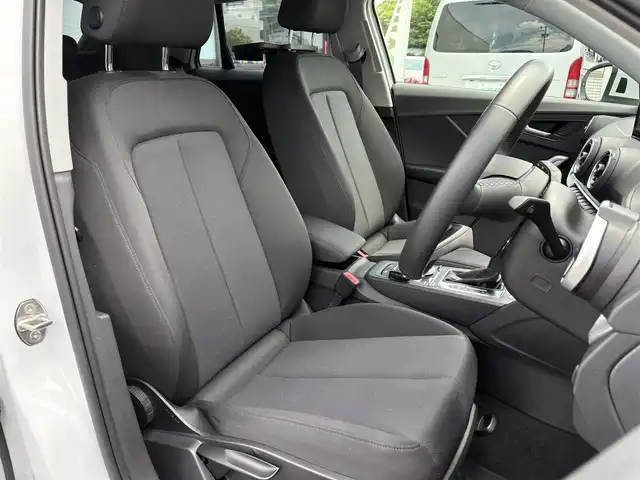 アウディ Ｑ２ 35TFSI アドバンスド 三重県 2021(令3)年 3.8万km グレイシアホワイトメタリック バーチャルコックピット/ナビゲーションパッケージ/MMIナビゲーションシステム(Bluetooth/DVD/CD/地デジTV/SD/USB/AUX/外部ビデオ)/コンビ二エンス/アシスタンスパッケージ/ハイビームアシスト/シートヒーター(前席)/パワーバックドア/アダプティブクルーズアシスト(アダプティブクルーズコントロール)/アクティブレーンアシスト/サイドアシスト/プレセンスベーシック/バックカメラ/ETC2.0/ステアリングスイッチ/純正フロアマット/バニティミラー/スペアキー