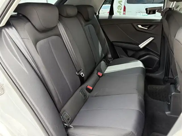 アウディ Ｑ２ 35TFSI アドバンスド 三重県 2021(令3)年 3.8万km グレイシアホワイトメタリック バーチャルコックピット/ナビゲーションパッケージ/MMIナビゲーションシステム(Bluetooth/DVD/CD/地デジTV/SD/USB/AUX/外部ビデオ)/コンビ二エンス/アシスタンスパッケージ/ハイビームアシスト/シートヒーター(前席)/パワーバックドア/アダプティブクルーズアシスト(アダプティブクルーズコントロール)/アクティブレーンアシスト/サイドアシスト/プレセンスベーシック/バックカメラ/ETC2.0/ステアリングスイッチ/純正フロアマット/バニティミラー/スペアキー