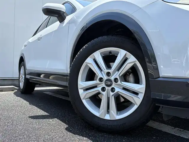 アウディ Ｑ２ 35TFSI アドバンスド 三重県 2021(令3)年 3.8万km グレイシアホワイトメタリック バーチャルコックピット/ナビゲーションパッケージ/MMIナビゲーションシステム(Bluetooth/DVD/CD/地デジTV/SD/USB/AUX/外部ビデオ)/コンビ二エンス/アシスタンスパッケージ/ハイビームアシスト/シートヒーター(前席)/パワーバックドア/アダプティブクルーズアシスト(アダプティブクルーズコントロール)/アクティブレーンアシスト/サイドアシスト/プレセンスベーシック/バックカメラ/ETC2.0/ステアリングスイッチ/純正フロアマット/バニティミラー/スペアキー