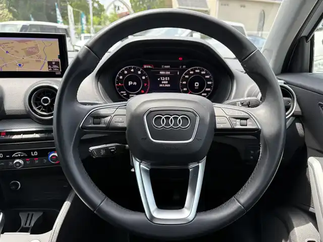 アウディ Ｑ２ 35TFSI アドバンスド 三重県 2021(令3)年 3.8万km グレイシアホワイトメタリック バーチャルコックピット/ナビゲーションパッケージ/MMIナビゲーションシステム(Bluetooth/DVD/CD/地デジTV/SD/USB/AUX/外部ビデオ)/コンビ二エンス/アシスタンスパッケージ/ハイビームアシスト/シートヒーター(前席)/パワーバックドア/アダプティブクルーズアシスト(アダプティブクルーズコントロール)/アクティブレーンアシスト/サイドアシスト/プレセンスベーシック/バックカメラ/ETC2.0/ステアリングスイッチ/純正フロアマット/バニティミラー/スペアキー