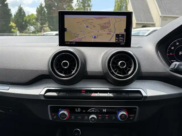 アウディ Ｑ２ 35TFSI アドバンスド 三重県 2021(令3)年 3.8万km グレイシアホワイトメタリック バーチャルコックピット/ナビゲーションパッケージ/MMIナビゲーションシステム(Bluetooth/DVD/CD/地デジTV/SD/USB/AUX/外部ビデオ)/コンビ二エンス/アシスタンスパッケージ/ハイビームアシスト/シートヒーター(前席)/パワーバックドア/アダプティブクルーズアシスト(アダプティブクルーズコントロール)/アクティブレーンアシスト/サイドアシスト/プレセンスベーシック/バックカメラ/ETC2.0/ステアリングスイッチ/純正フロアマット/バニティミラー/スペアキー