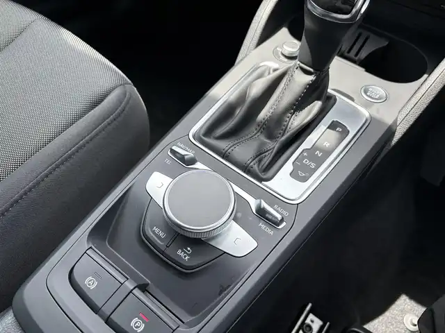アウディ Ｑ２ 35TFSI アドバンスド 三重県 2021(令3)年 3.8万km グレイシアホワイトメタリック バーチャルコックピット/ナビゲーションパッケージ/MMIナビゲーションシステム(Bluetooth/DVD/CD/地デジTV/SD/USB/AUX/外部ビデオ)/コンビ二エンス/アシスタンスパッケージ/ハイビームアシスト/シートヒーター(前席)/パワーバックドア/アダプティブクルーズアシスト(アダプティブクルーズコントロール)/アクティブレーンアシスト/サイドアシスト/プレセンスベーシック/バックカメラ/ETC2.0/ステアリングスイッチ/純正フロアマット/バニティミラー/スペアキー