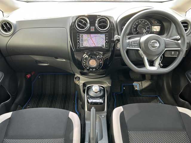 日産 ノート e－パワー X Vセレクション 岐阜県 2020(令2)年 1.8万km ブリリアントホワイトパール 登録時走行距離17588km/純正７型ナビ　/全方位カメラ　/ＥＴＣ　/盗難防止装置　/衝突軽減システム　/横滑り防止装置　/レーンキープアシスト　/前後コーナーセンサー　/アイドリングストップ　/ＬＥＤヘッドライト　/オートライト　/スマートキー/スペアキー/プッシュスタート/ワンオーナー/純正15インチアルミホイール/純正フロアマット