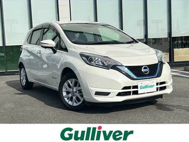 日産 ノート e－パワー X Vセレクション 岐阜県 2020(令2)年 1.8万km ブリリアントホワイトパール 登録時走行距離17588km/純正７型ナビ　/全方位カメラ　/ＥＴＣ　/盗難防止装置　/衝突軽減システム　/横滑り防止装置　/レーンキープアシスト　/前後コーナーセンサー　/アイドリングストップ　/ＬＥＤヘッドライト　/オートライト　/スマートキー/スペアキー/プッシュスタート/ワンオーナー/純正15インチアルミホイール/純正フロアマット