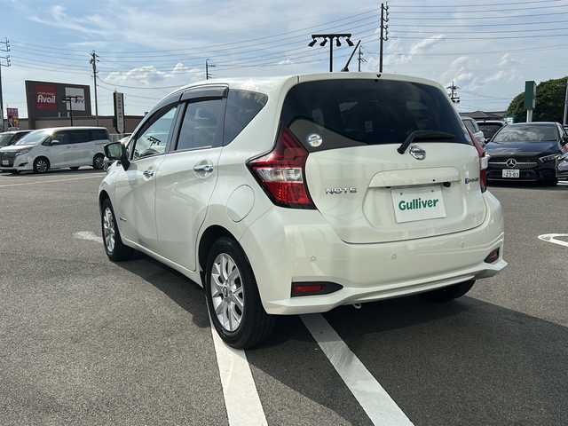 日産 ノート e－パワー X Vセレクション 岐阜県 2020(令2)年 1.8万km ブリリアントホワイトパール 登録時走行距離17588km/純正７型ナビ　/全方位カメラ　/ＥＴＣ　/盗難防止装置　/衝突軽減システム　/横滑り防止装置　/レーンキープアシスト　/前後コーナーセンサー　/アイドリングストップ　/ＬＥＤヘッドライト　/オートライト　/スマートキー/スペアキー/プッシュスタート/ワンオーナー/純正15インチアルミホイール/純正フロアマット
