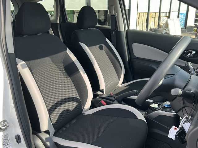 日産 ノート e－パワー X Vセレクション 岐阜県 2020(令2)年 1.8万km ブリリアントホワイトパール 登録時走行距離17588km/純正７型ナビ　/全方位カメラ　/ＥＴＣ　/盗難防止装置　/衝突軽減システム　/横滑り防止装置　/レーンキープアシスト　/前後コーナーセンサー　/アイドリングストップ　/ＬＥＤヘッドライト　/オートライト　/スマートキー/スペアキー/プッシュスタート/ワンオーナー/純正15インチアルミホイール/純正フロアマット