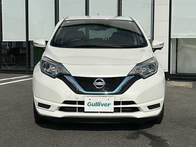 日産 ノート e－パワー X Vセレクション 岐阜県 2020(令2)年 1.8万km ブリリアントホワイトパール 登録時走行距離17588km/純正７型ナビ　/全方位カメラ　/ＥＴＣ　/盗難防止装置　/衝突軽減システム　/横滑り防止装置　/レーンキープアシスト　/前後コーナーセンサー　/アイドリングストップ　/ＬＥＤヘッドライト　/オートライト　/スマートキー/スペアキー/プッシュスタート/ワンオーナー/純正15インチアルミホイール/純正フロアマット