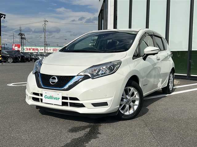 日産 ノート e－パワー X Vセレクション 岐阜県 2020(令2)年 1.8万km ブリリアントホワイトパール 登録時走行距離17588km/純正７型ナビ　/全方位カメラ　/ＥＴＣ　/盗難防止装置　/衝突軽減システム　/横滑り防止装置　/レーンキープアシスト　/前後コーナーセンサー　/アイドリングストップ　/ＬＥＤヘッドライト　/オートライト　/スマートキー/スペアキー/プッシュスタート/ワンオーナー/純正15インチアルミホイール/純正フロアマット