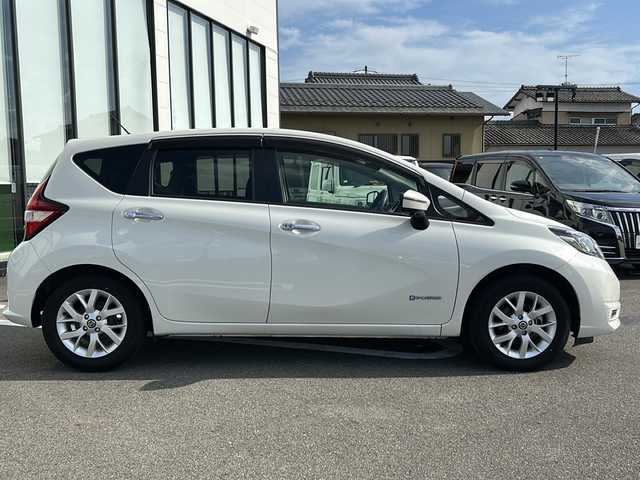 日産 ノート e－パワー X Vセレクション 岐阜県 2020(令2)年 1.8万km ブリリアントホワイトパール 登録時走行距離17588km/純正７型ナビ　/全方位カメラ　/ＥＴＣ　/盗難防止装置　/衝突軽減システム　/横滑り防止装置　/レーンキープアシスト　/前後コーナーセンサー　/アイドリングストップ　/ＬＥＤヘッドライト　/オートライト　/スマートキー/スペアキー/プッシュスタート/ワンオーナー/純正15インチアルミホイール/純正フロアマット