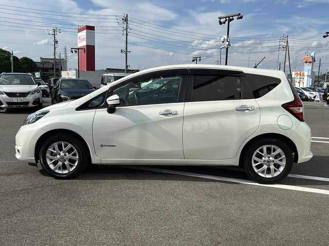 日産 ノート e－パワー X Vセレクション 岐阜県 2020(令2)年 1.8万km ブリリアントホワイトパール 登録時走行距離17588km/純正７型ナビ　/全方位カメラ　/ＥＴＣ　/盗難防止装置　/衝突軽減システム　/横滑り防止装置　/レーンキープアシスト　/前後コーナーセンサー　/アイドリングストップ　/ＬＥＤヘッドライト　/オートライト　/スマートキー/スペアキー/プッシュスタート/ワンオーナー/純正15インチアルミホイール/純正フロアマット