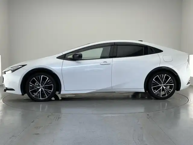トヨタ プリウス Z 愛知県 2023(令5)年 3.8万km プラチナホワイトパールマイカ 純正１２．３型ＤＡフルセグＴＶ　ＨＤＭＩ　パノラマルーフ　全方位カメラ　デジタルインナーミラー　電動リアゲート　トヨタチームメイト　黒革　シートヒーター　ワイヤレス充電　衝突軽減　追従クルコン　アドバンスドパーク　トヨタセーフティセンス　コーナーセンサー　ＬＥＤオートライト　シートベンチレーション　ハンドルヒーター　ＡＣ100Ｖ電源　ＢＳＭ　内蔵型前後ドラレコ　禁煙車