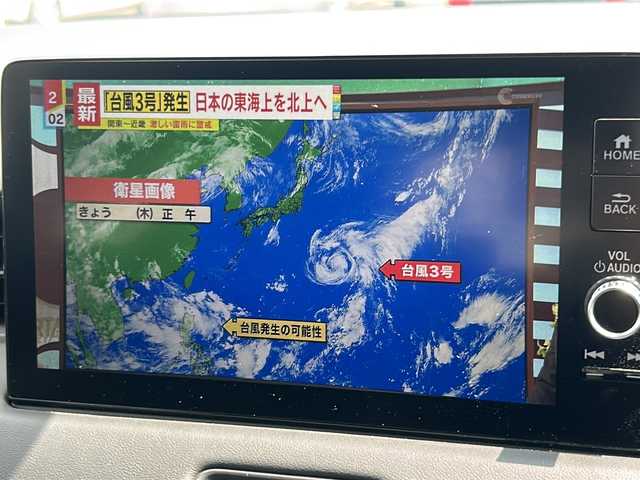 ホンダ ヴェゼル ハイブリッド e:HEV Z 岐阜県 2021(令3)年 1.3万km プラチナホワイトパール 純正ナビ/AM/FM/Bluetooth/USB/フルセグTV/追尾式クルーズコントロール/ステアリングヒーター/シートヒーター/革巻きステアリング/パドルシフト/クリアランスソナー/横滑り防止装置/ACC先行車検知者/衝突軽減ブレーキ/車両逸脱抑制システム/標識認識機能/パワーバックドア/バックカメラ/アラウンドビゥー/オートドアロック/オートミラー格納/セルディセントコントロールスタンバイ/純正フロアマット/プッシュスタート/SPORTMODE/ECONMODE/オートハイビーム/ビルトインETC2.0/ワイヤレス充電器/ハンズフリー開閉機能