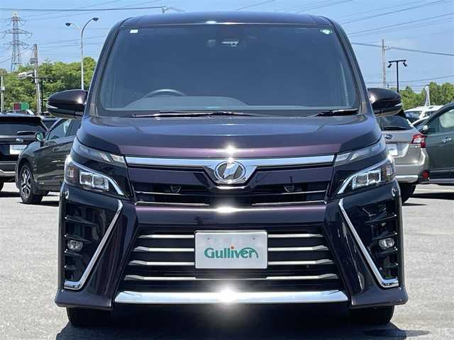 トヨタ ヴォクシー ZS 道央・札幌 2017(平29)年 9.3万km ボルドーマイカメタリック ４WD/寒冷地仕様/純正ディーラーOPナビ/CD/DVD/BT/フルセグ/純正フリップダウンモニター/トヨタセーフティセンス/プリクラッシュセーフティ/横滑り防止装置/クルーズコントロール/レーンキープアシスト/バックカメラ/アイドリングストップ/ECOMODE/ワイパーデアイサー/両側パワースライドドア/革巻きステアリング/ステアリングリモコン/MTモード付AT/プッシュスタート/スマートキー/LEDヘッドライト/オートライト/オートハイビーム/フォグランプ/電動格納ミラー/ウィンカーミラー/純正フロアマット/ドアバイザー