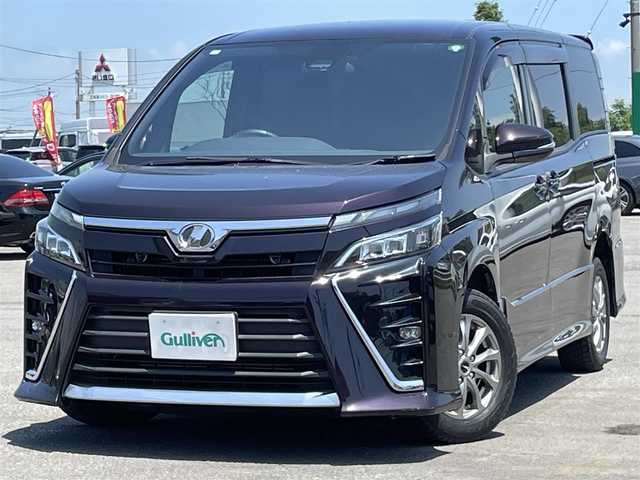 トヨタ ヴォクシー ZS 道央・札幌 2017(平29)年 9.3万km ボルドーマイカメタリック ４WD/寒冷地仕様/純正ディーラーOPナビ/CD/DVD/BT/フルセグ/純正フリップダウンモニター/トヨタセーフティセンス/プリクラッシュセーフティ/横滑り防止装置/クルーズコントロール/レーンキープアシスト/バックカメラ/アイドリングストップ/ECOMODE/ワイパーデアイサー/両側パワースライドドア/革巻きステアリング/ステアリングリモコン/MTモード付AT/プッシュスタート/スマートキー/LEDヘッドライト/オートライト/オートハイビーム/フォグランプ/電動格納ミラー/ウィンカーミラー/純正フロアマット/ドアバイザー
