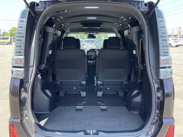 トヨタ ヴォクシー ZS 道央・札幌 2017(平29)年 9.3万km ボルドーマイカメタリック ４WD/寒冷地仕様/純正ディーラーOPナビ/CD/DVD/BT/フルセグ/純正フリップダウンモニター/トヨタセーフティセンス/プリクラッシュセーフティ/横滑り防止装置/クルーズコントロール/レーンキープアシスト/バックカメラ/アイドリングストップ/ECOMODE/ワイパーデアイサー/両側パワースライドドア/革巻きステアリング/ステアリングリモコン/MTモード付AT/プッシュスタート/スマートキー/LEDヘッドライト/オートライト/オートハイビーム/フォグランプ/電動格納ミラー/ウィンカーミラー/純正フロアマット/ドアバイザー