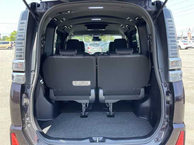 トヨタ ヴォクシー ZS 道央・札幌 2017(平29)年 9.3万km ボルドーマイカメタリック ４WD/寒冷地仕様/純正ディーラーOPナビ/CD/DVD/BT/フルセグ/純正フリップダウンモニター/トヨタセーフティセンス/プリクラッシュセーフティ/横滑り防止装置/クルーズコントロール/レーンキープアシスト/バックカメラ/アイドリングストップ/ECOMODE/ワイパーデアイサー/両側パワースライドドア/革巻きステアリング/ステアリングリモコン/MTモード付AT/プッシュスタート/スマートキー/LEDヘッドライト/オートライト/オートハイビーム/フォグランプ/電動格納ミラー/ウィンカーミラー/純正フロアマット/ドアバイザー