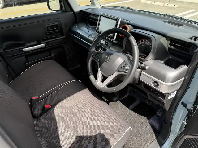 スズキ スペーシア ギア HYBRID XZターボ 佐賀県 2020(令2)年 5.8万km オフブルーメタリック/ガンメタリック2トーンルーフ 純正9型ナビゲーション「CN-RZ853」/・AM/FM/CD/DVD/フルセグ/BT//・アラウンドビューモニター/カラーヘッドアップディスプレイ/両側パワースライドドア/純正OPシートカバー/ステアリングリモコン/ビルトインETC/LEDヘッドライト/・オートマチックハイビーム/スマートキー/フロアマット/ドアバイザー/新車保証書/取扱説明書/スペアキー1本/スズキ セーフティサポート/・クルーズコントロール/・デュアルセンサーブレーキサポート/・誤発進抑制機能（前方・後方）/・車線逸脱警報機能/・車線逸脱抑制機能/・ふらつき警報機能/・先行車発進お知らせ機能/・標識認識機能/・後退時ブレーキサポート/・ESP（車両走行安定補助システム）/・ヒルホールドコントロール