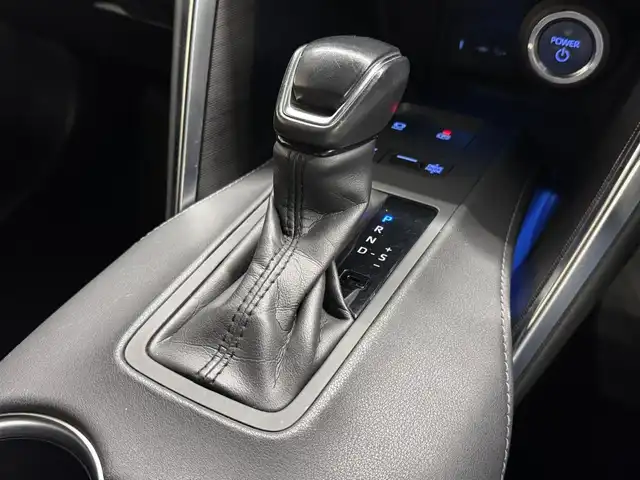 トヨタ ハリアー ハイブリッド Z 三重県 2020(令2)年 6.9万km ホワイトパールクリスタルシャイン ハイブリッド/FF/MTモード付フロアCVT/JBLプレミアムサウンド/12.3インチナビ/（AM/FM/USB/AUX/CarPlay/AndroidAuto/TV/Miracast）/【OP】パノラミックビューモニター/モデリスタエアロ『アバンエモーショナルスタイル』（F/S/R下）/ドライブレコーダー 前後（電子ミラー内蔵・ナビ連動）/ETC2.0/Toyota Safety Sense/・プリクラッシュセーフティ/・レーントレーシングアシスト/・レーダークルコン/・ブラインドスポットモニター＆リヤクロストラフィックオートブレーキ/・パーキングサポートブレーキ（静止物・後方接近車両）/・アダプティブハイビームシステム/・ロードサインアシスト/・先行車発進告知/など/装備/・デジタルインナーミラー/・ハンズフリーパワーバックドア/・カラーヘッドアップディスプレイ/・ハーフレザーシート/・パワーシート［D8way］/・左右独立オートエアコン/・AC100Vアクセサリーコンセント（1500W・非常時給電システム付）/・電子パーキングブレーキ＆ブレーキホールド/・純正19inAW/・保/取/・スマートキーx2/など