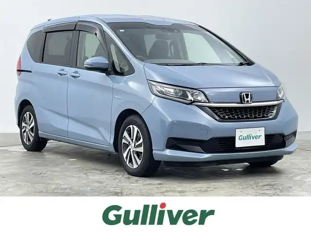 ホンダ フリード ハイブリット G ホンダセンシング 千葉県 2021(令3)年 3万km シーグラスブルーパール 禁煙車/ホンダセンシング/　・衝突軽減ブレーキ/　・誤発進抑制(前後)/　・事故低減ステアリング/　・路外逸脱抑制/　・アダプティブクルーズコントロール　/　・車線維持支援/　・標識認識/　・オートハイビーム/純正メモリナビ/　CD/DVD/BT/フルセグ/両側パワースライドドア/バックカメラ/ステアリングスイッチ/革巻きステアリング/電動格納ミラー/LEDヘッドライト/フォグライト/純正15インチアルミホイール