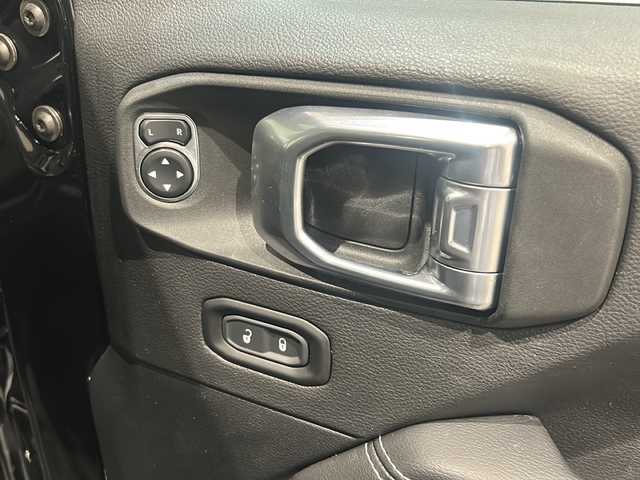 クライスラー・ジープ ラングラー アンリミテッド サハラ 新潟県 2021(令3)年 3.9万km ブラック SMITTYBILTディフェンダーラック/標準装備/サブウーハー付アルパイン製プレミアムスピーカー/オーディオナビゲーションシステムUconnect /8.4インチVGAタッチパネルモニター/・AM/FMラジオ/・地上デジタルテレビチューナー/・Bluetooth/・USB・iPod ・ iPhone/・AUX/ParkSense/ParkviewTMリアバックアップカメラ/アダプティブ クルーズ コントロール/ブラインドスポットモニター/リアクロスパスディテクション/LEDヘッドライト（オートレベリング機能）/・デイタイムランニングランプ/・オートハイビームヘッドライト/レザーシートJeepロゴ/フロントシートヒーター/ステアリングヒーター/ETC2.0