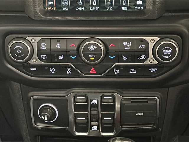 クライスラー・ジープ ラングラー アンリミテッド サハラ 新潟県 2021(令3)年 3.9万km ブラック SMITTYBILTディフェンダーラック/標準装備/サブウーハー付アルパイン製プレミアムスピーカー/オーディオナビゲーションシステムUconnect /8.4インチVGAタッチパネルモニター/・AM/FMラジオ/・地上デジタルテレビチューナー/・Bluetooth/・USB・iPod ・ iPhone/・AUX/ParkSense/ParkviewTMリアバックアップカメラ/アダプティブ クルーズ コントロール/ブラインドスポットモニター/リアクロスパスディテクション/LEDヘッドライト（オートレベリング機能）/・デイタイムランニングランプ/・オートハイビームヘッドライト/レザーシートJeepロゴ/フロントシートヒーター/ステアリングヒーター/ETC2.0