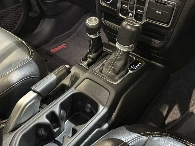 クライスラー・ジープ ラングラー アンリミテッド サハラ 新潟県 2021(令3)年 3.9万km ブラック SMITTYBILTディフェンダーラック/標準装備/サブウーハー付アルパイン製プレミアムスピーカー/オーディオナビゲーションシステムUconnect /8.4インチVGAタッチパネルモニター/・AM/FMラジオ/・地上デジタルテレビチューナー/・Bluetooth/・USB・iPod ・ iPhone/・AUX/ParkSense/ParkviewTMリアバックアップカメラ/アダプティブ クルーズ コントロール/ブラインドスポットモニター/リアクロスパスディテクション/LEDヘッドライト（オートレベリング機能）/・デイタイムランニングランプ/・オートハイビームヘッドライト/レザーシートJeepロゴ/フロントシートヒーター/ステアリングヒーター/ETC2.0