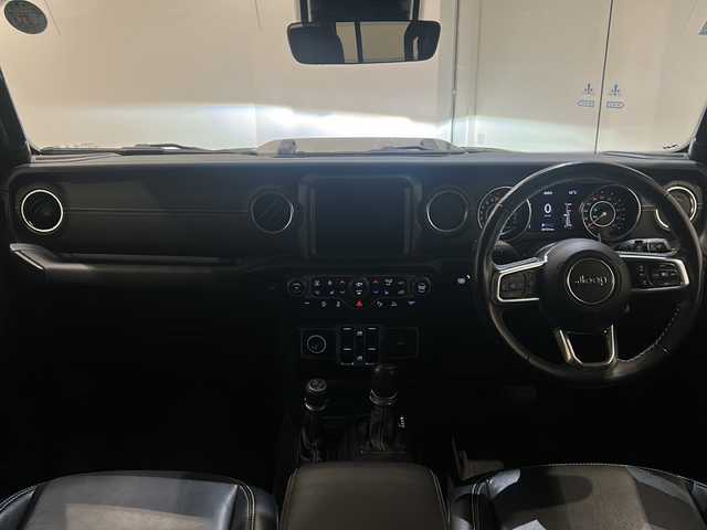 クライスラー・ジープ ラングラー アンリミテッド サハラ 新潟県 2021(令3)年 3.9万km ブラック SMITTYBILTディフェンダーラック/標準装備/サブウーハー付アルパイン製プレミアムスピーカー/オーディオナビゲーションシステムUconnect /8.4インチVGAタッチパネルモニター/・AM/FMラジオ/・地上デジタルテレビチューナー/・Bluetooth/・USB・iPod ・ iPhone/・AUX/ParkSense/ParkviewTMリアバックアップカメラ/アダプティブ クルーズ コントロール/ブラインドスポットモニター/リアクロスパスディテクション/LEDヘッドライト（オートレベリング機能）/・デイタイムランニングランプ/・オートハイビームヘッドライト/レザーシートJeepロゴ/フロントシートヒーター/ステアリングヒーター/ETC2.0