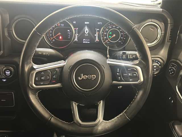 クライスラー・ジープ ラングラー アンリミテッド サハラ 新潟県 2021(令3)年 3.9万km ブラック SMITTYBILTディフェンダーラック/標準装備/サブウーハー付アルパイン製プレミアムスピーカー/オーディオナビゲーションシステムUconnect /8.4インチVGAタッチパネルモニター/・AM/FMラジオ/・地上デジタルテレビチューナー/・Bluetooth/・USB・iPod ・ iPhone/・AUX/ParkSense/ParkviewTMリアバックアップカメラ/アダプティブ クルーズ コントロール/ブラインドスポットモニター/リアクロスパスディテクション/LEDヘッドライト（オートレベリング機能）/・デイタイムランニングランプ/・オートハイビームヘッドライト/レザーシートJeepロゴ/フロントシートヒーター/ステアリングヒーター/ETC2.0